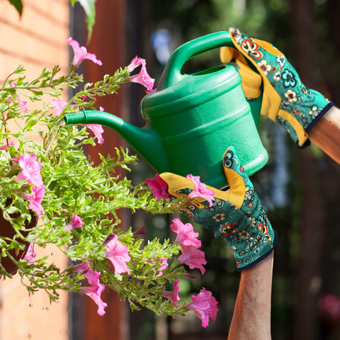 Bamllum durable palm material provides abrasion resistance during gardening.