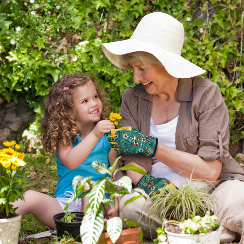 Bamllum gloves suited for multi-use gardening and light outdoor work.