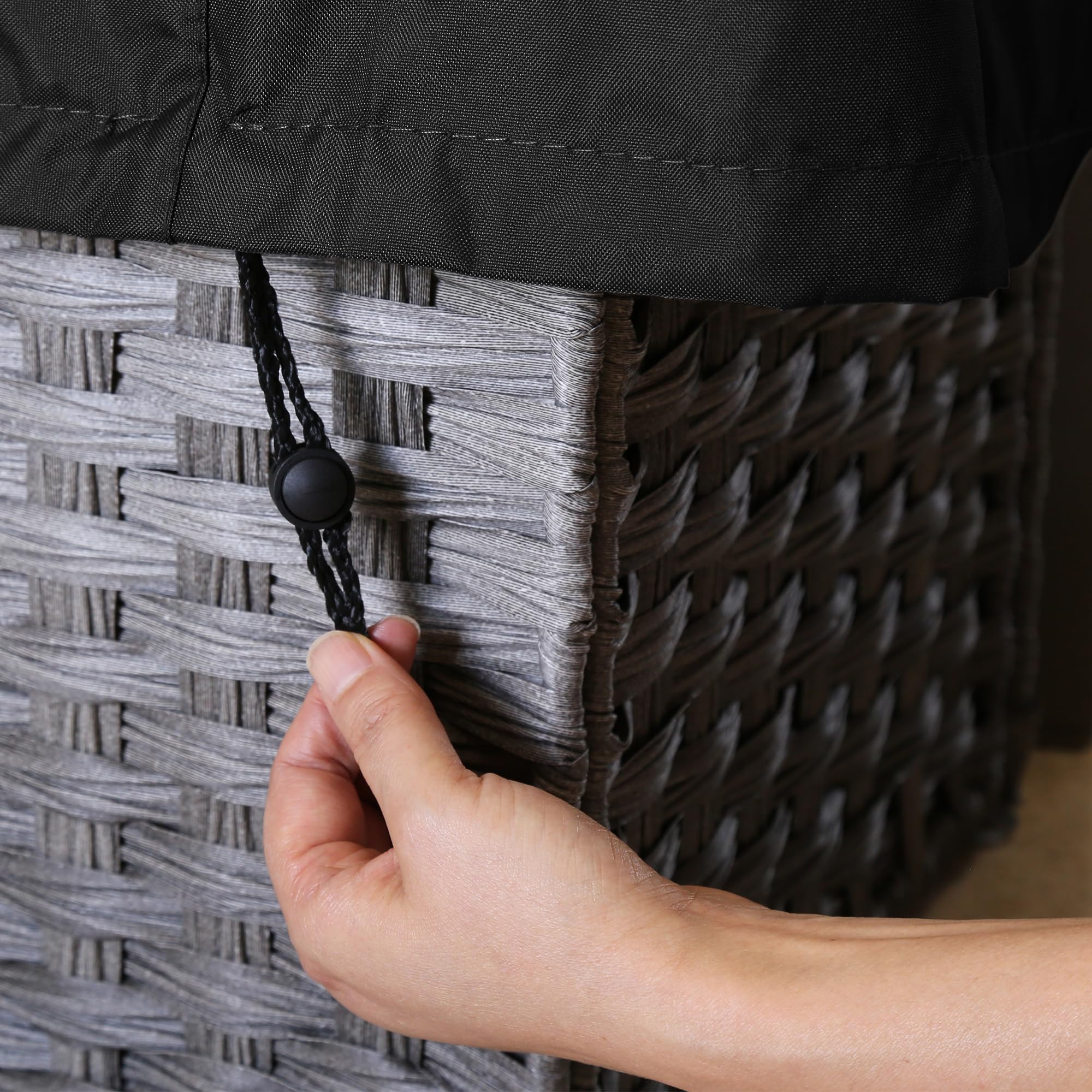 Baner Garden storage bag keeps covers organized when not in use.