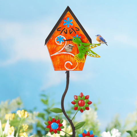 Bayn easy-assembly design lets you place the birdhouse stake without tools.