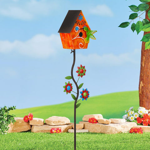 Bayn garden decoration doubles as wildlife viewing focal point near a food source.
