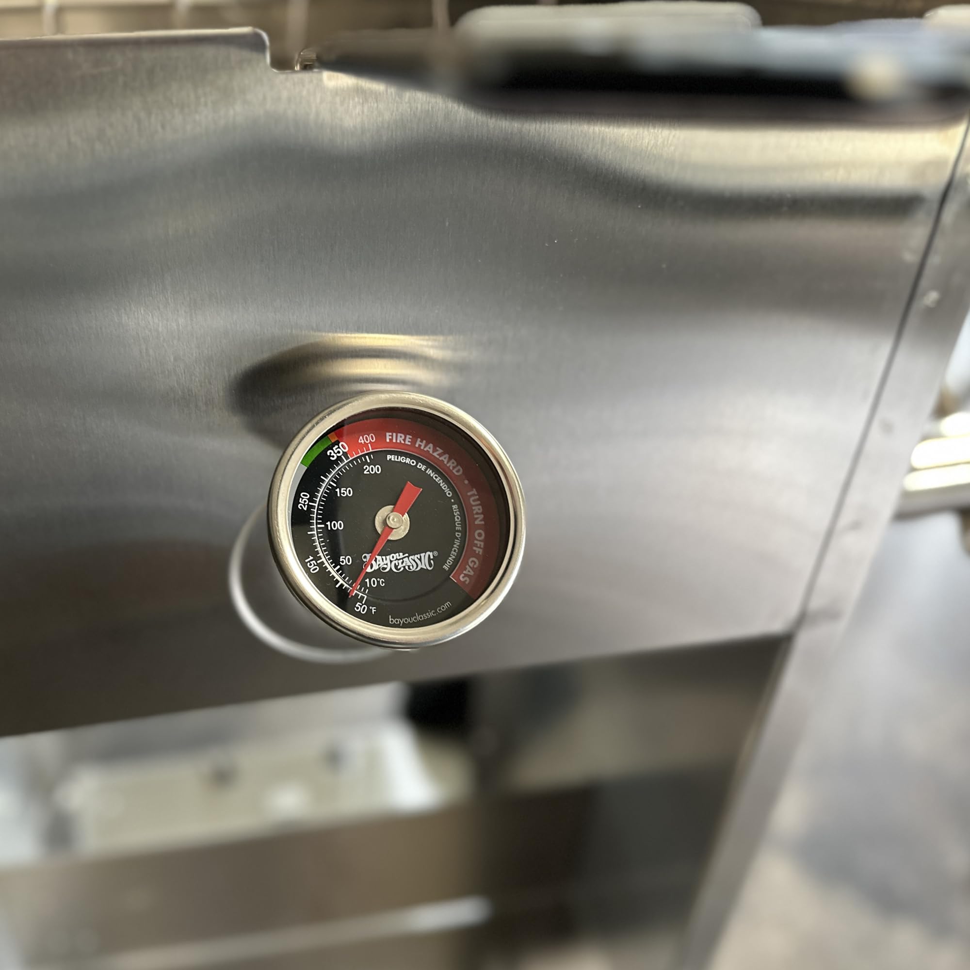 Bayou Classic 5070 compatible with 2.5, 4, and 9-gallon fryers for flexible use.