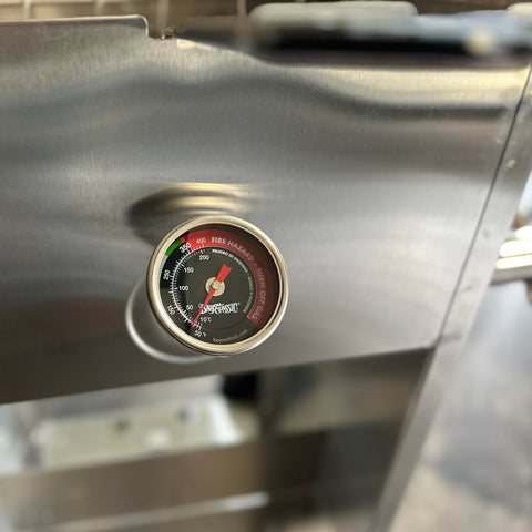 Bayou Classic 5070 compatible with 2.5, 4, and 9-gallon fryers for flexible use.