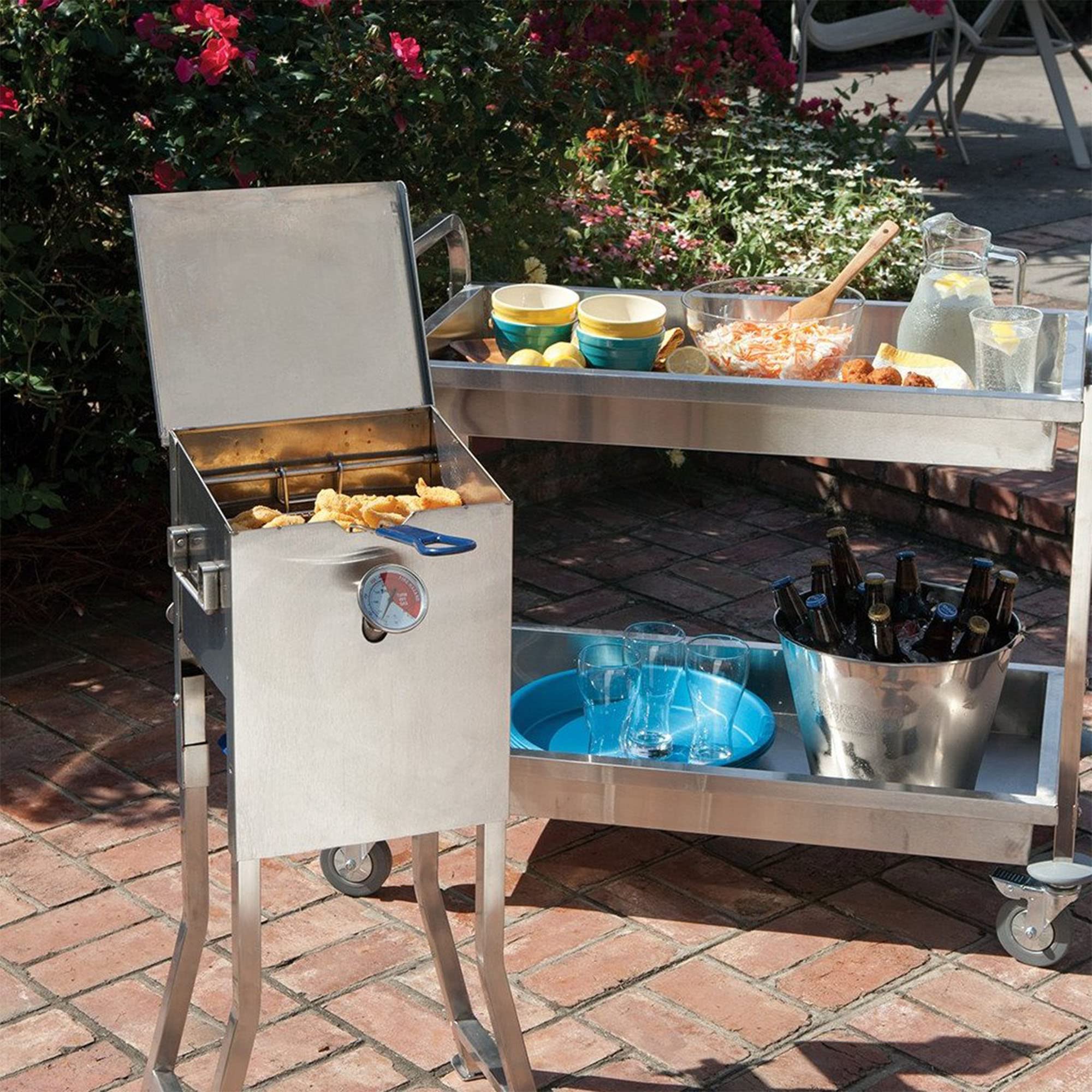 Bayou Classic fry thermometer ensures precise oil temperature monitoring.