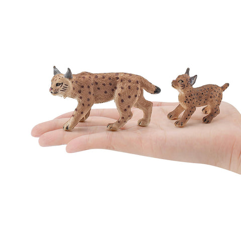 Bbiamsleep lynx figurine B suitable as a centerpiece and cake topper.