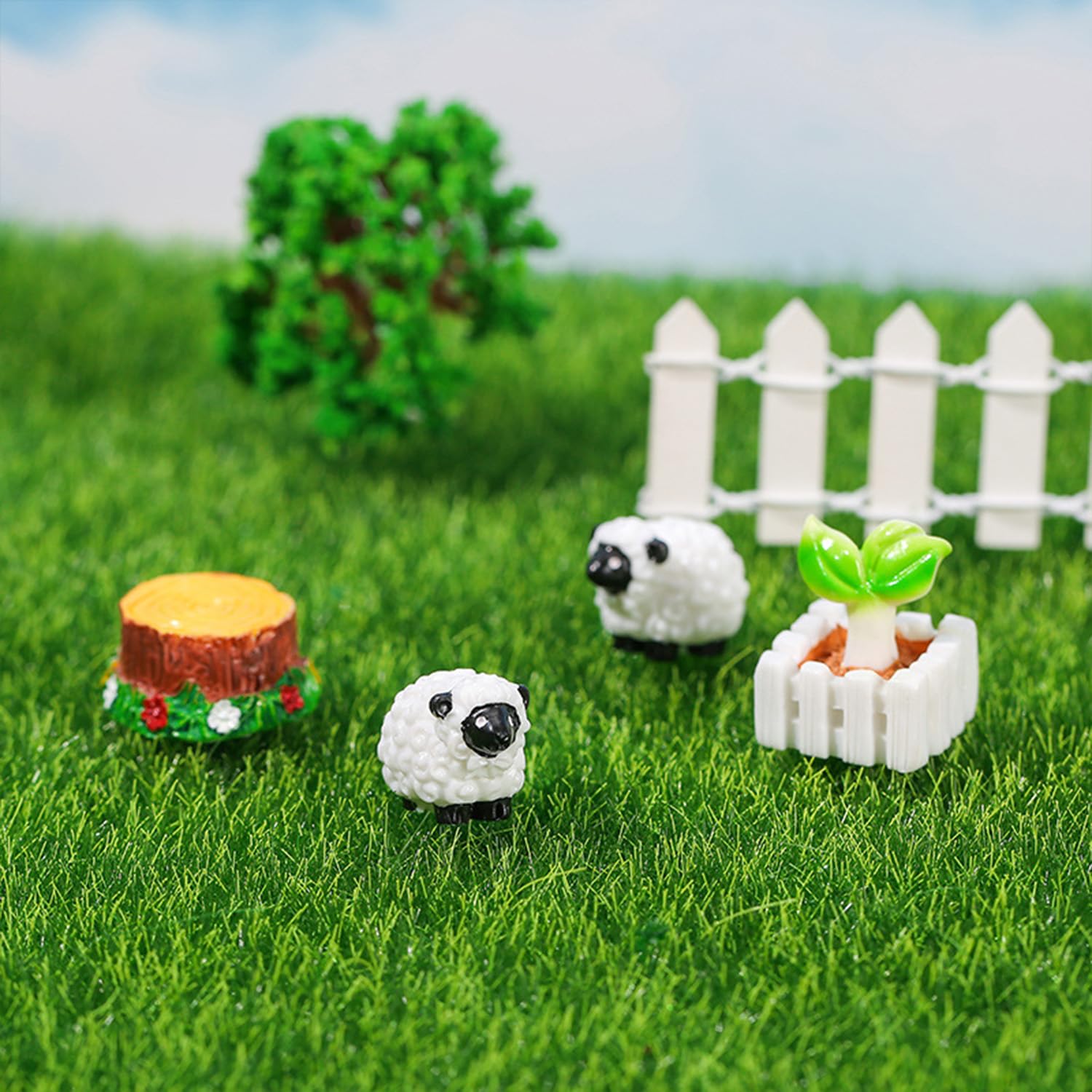 Bbiamsleep small resin sheep ideal for micro landscape layouts.