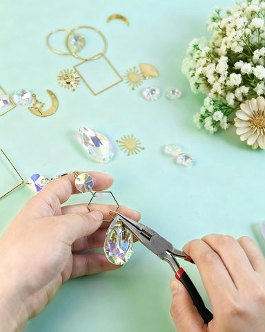 Beanewone DIY Suncatchers crystal beads provide shimmering color when light passes.