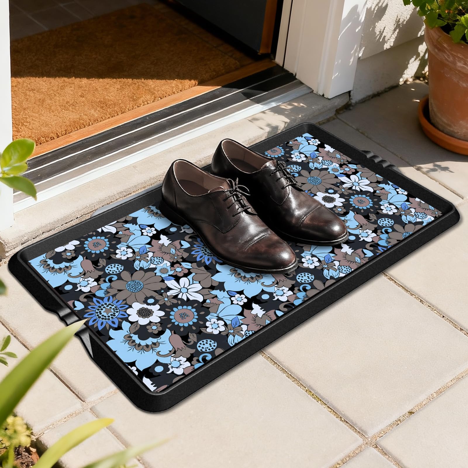 BEHERO raised-edge tray traps moisture and dirt effectively.
