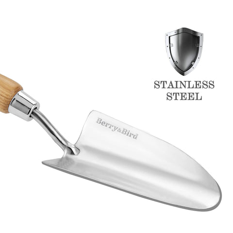 Berry&Bird trowel used for weeding in tight beds