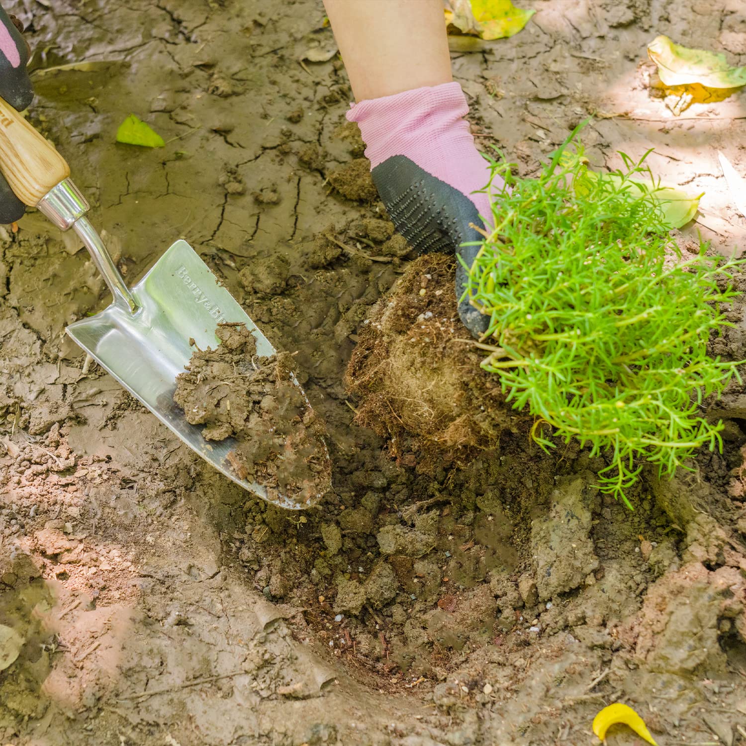 Berry&Bird trowel hanging view shows convenient storage hole for quick access