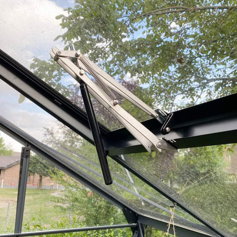 Double spring mechanism provides wind resistance for BIBISTORE vent opener
