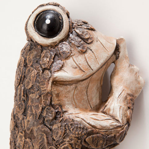 Bits and Pieces Keep Quiet Frog Tree Peeker closeup detail shows bark finish