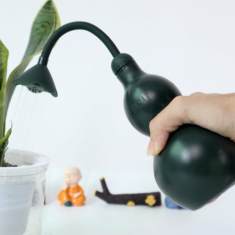 BKSAI squeeze bottle grip design for precise watering of small plants