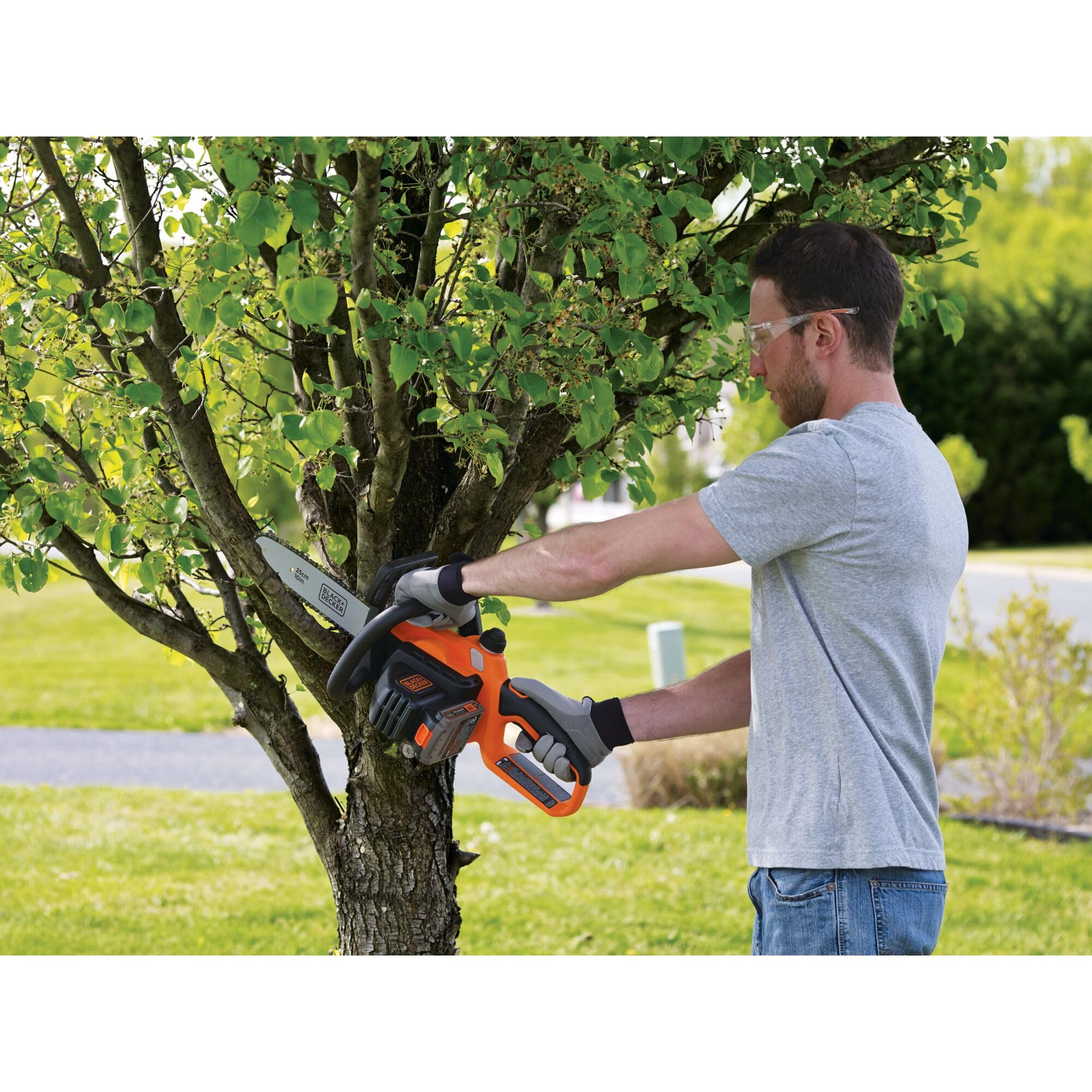 BLACK+DECKER compact design makes pruning and light-cut tasks easy