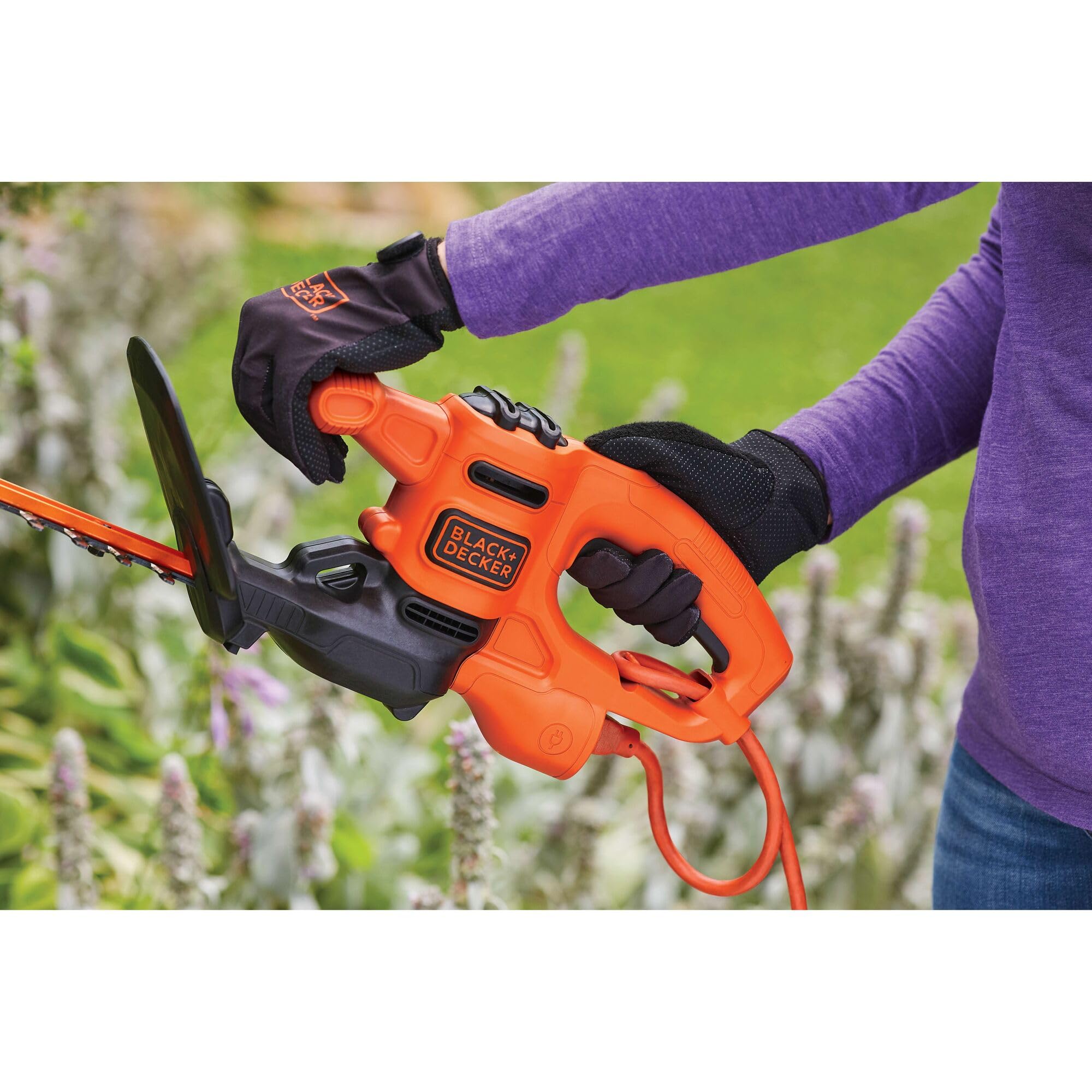 BEHT100 hedge in action illustrates efficient trimming of small shrubs.