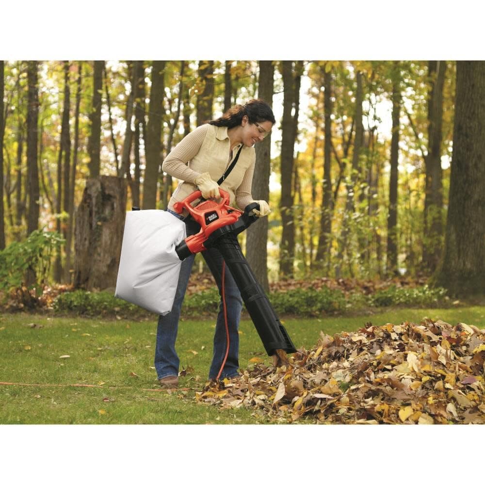 BLACK+DECKER BV3600 cord retainer keeps the extension cable secure for uninterrupted use.