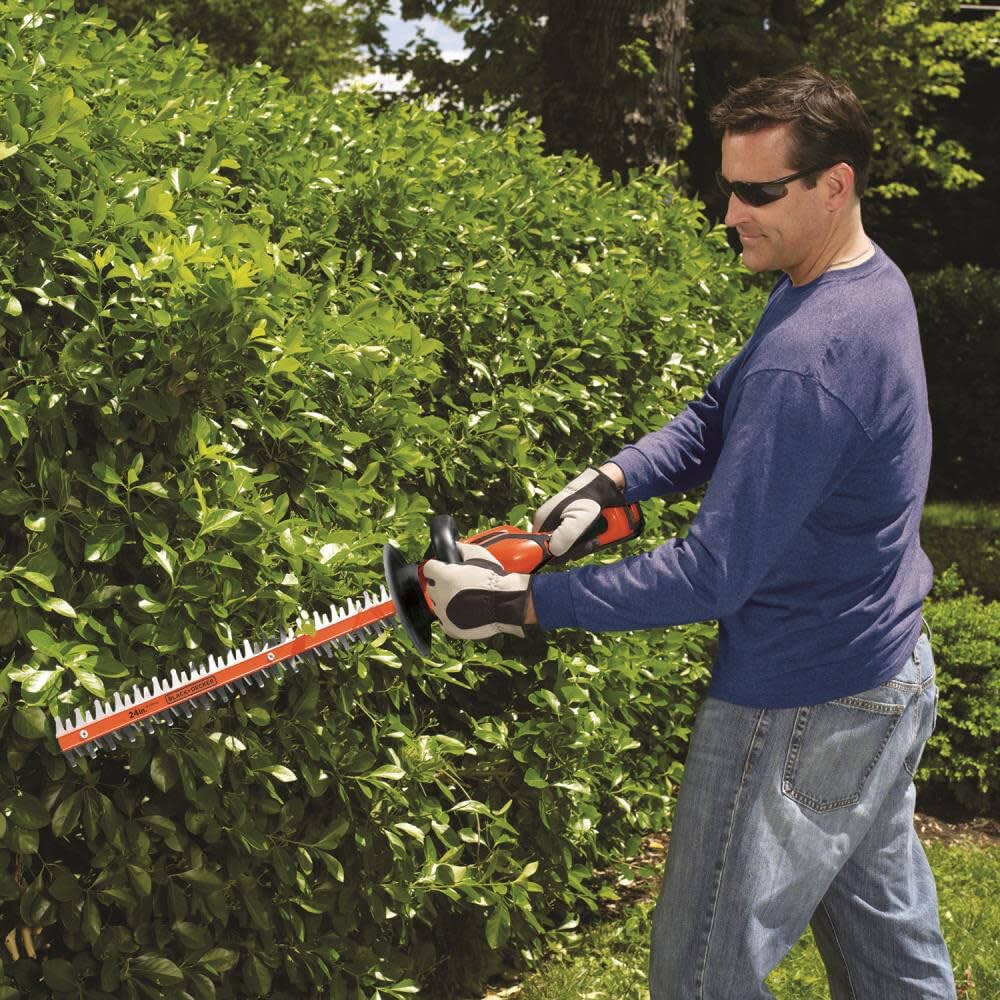 Low-vibration operation with POWERDRIVE supports smooth hedge shaping.