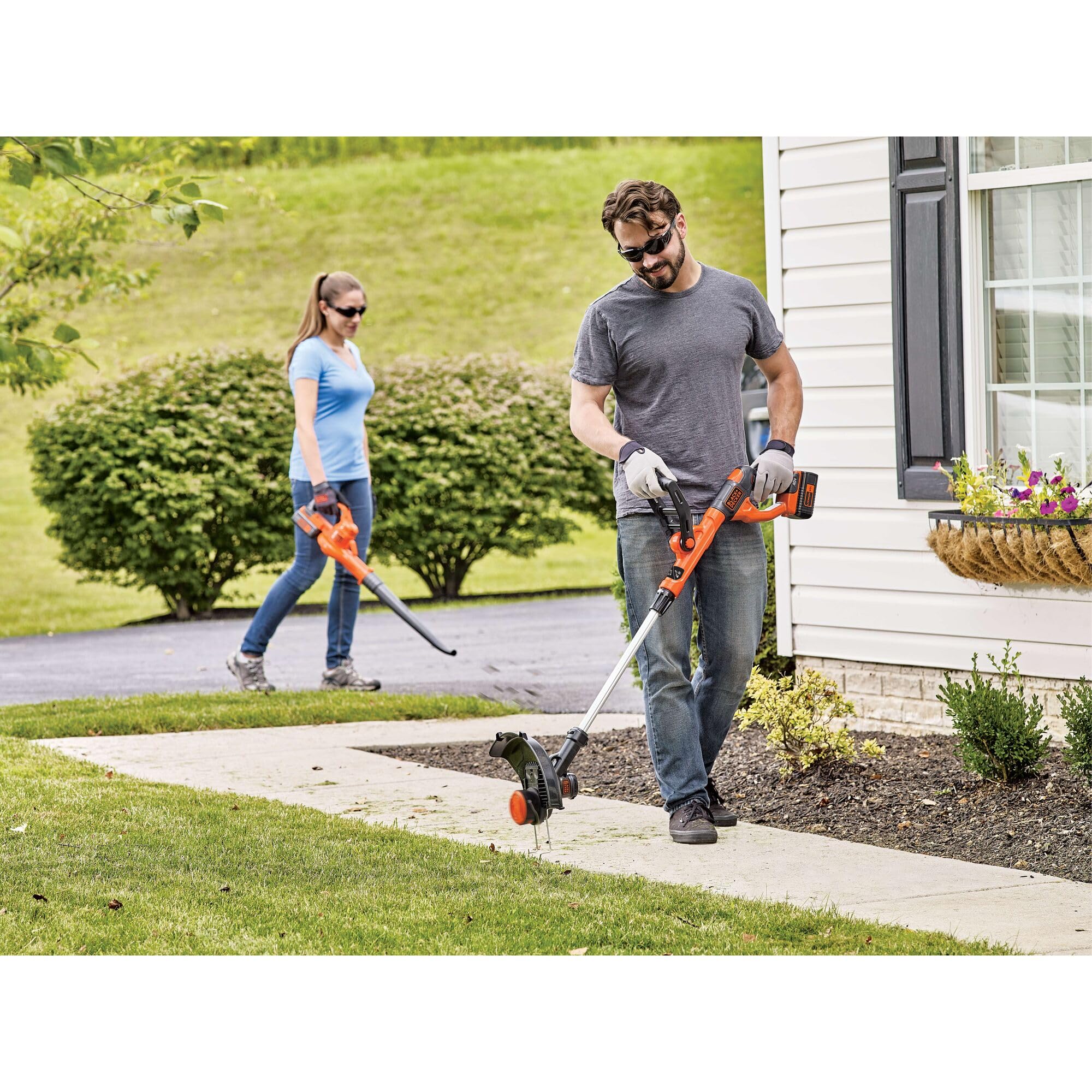 BLACK+DECKER LCC340C low-noise design reduces yard work disruption.
