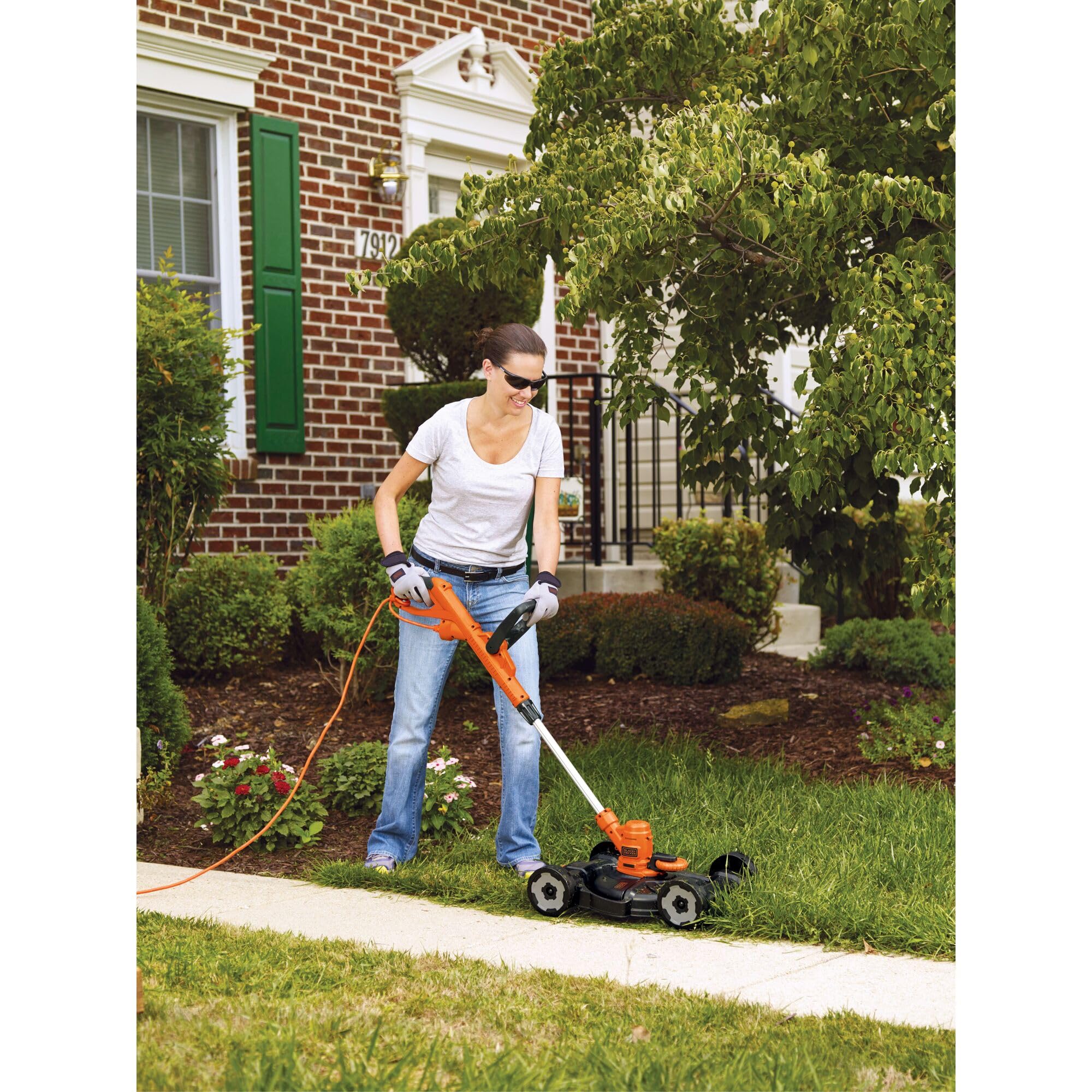 BLACK+DECKER MTE912 adjustable handle improves comfort during use.