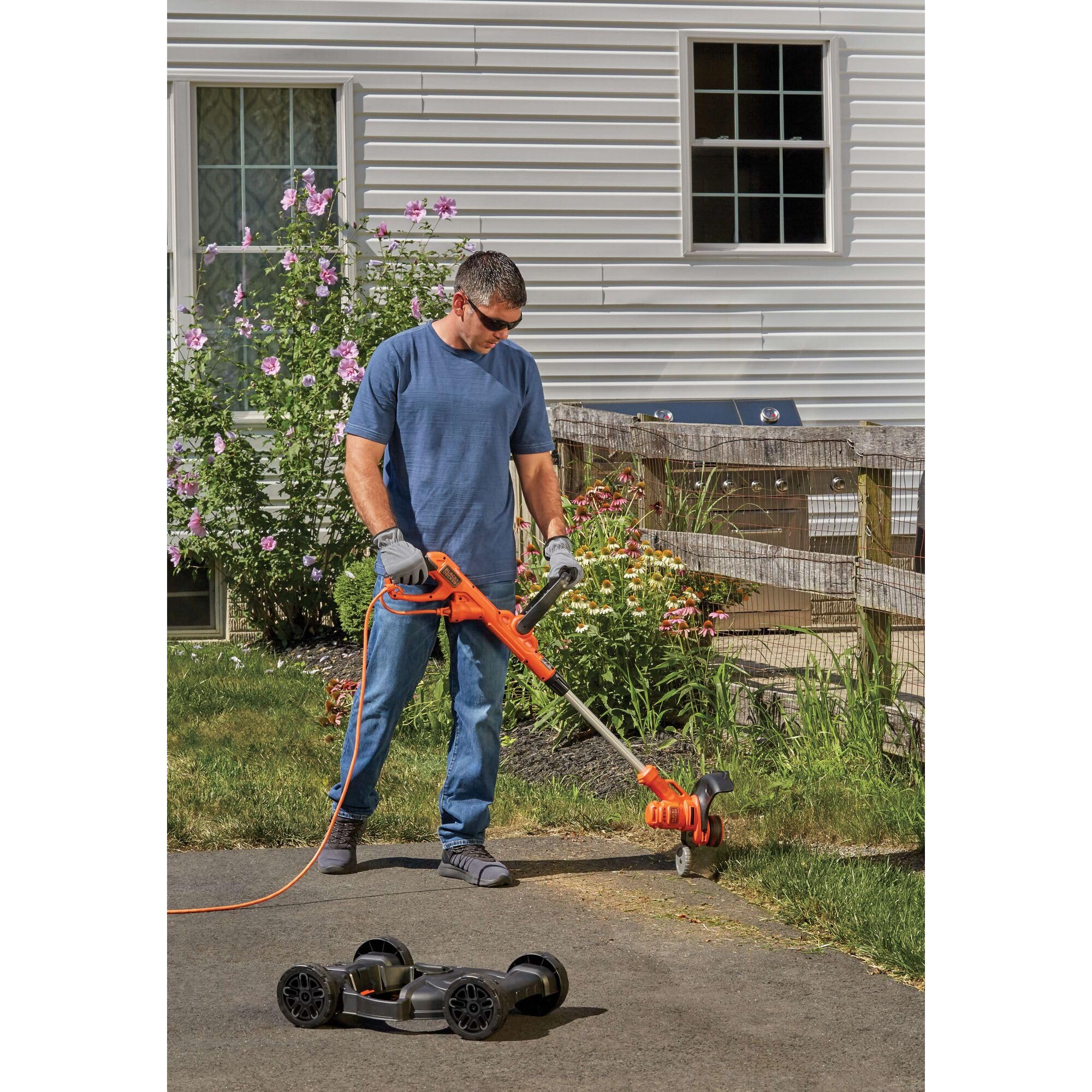 BLACK+DECKER BESTA512CM adjustable handle adapts to different heights for comfort.