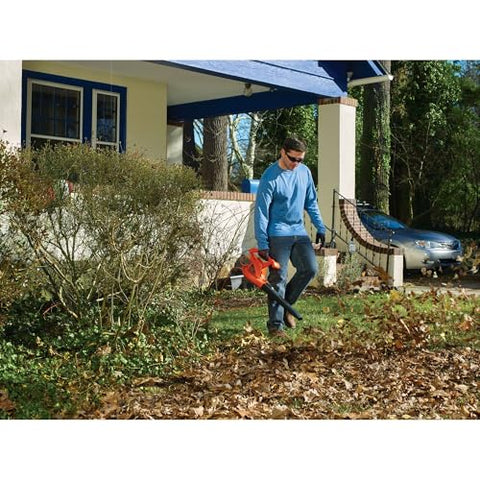 BLACK+DECKER LB700 ergonomic grip enhances extended cleanups.
