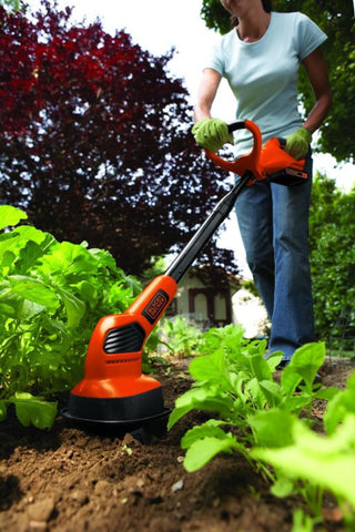 BLACK+DECKER LGC120B telescoping tube adjusts for comfortable operation.