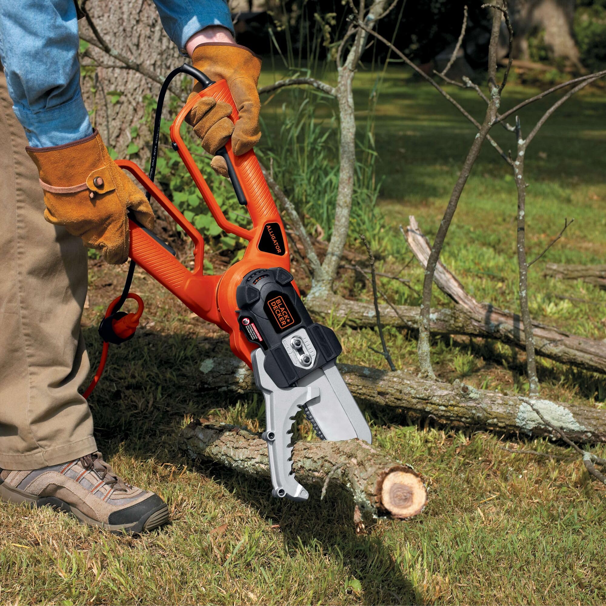 LP1000 jaw action in use demonstrating one-motion cutting for branches.