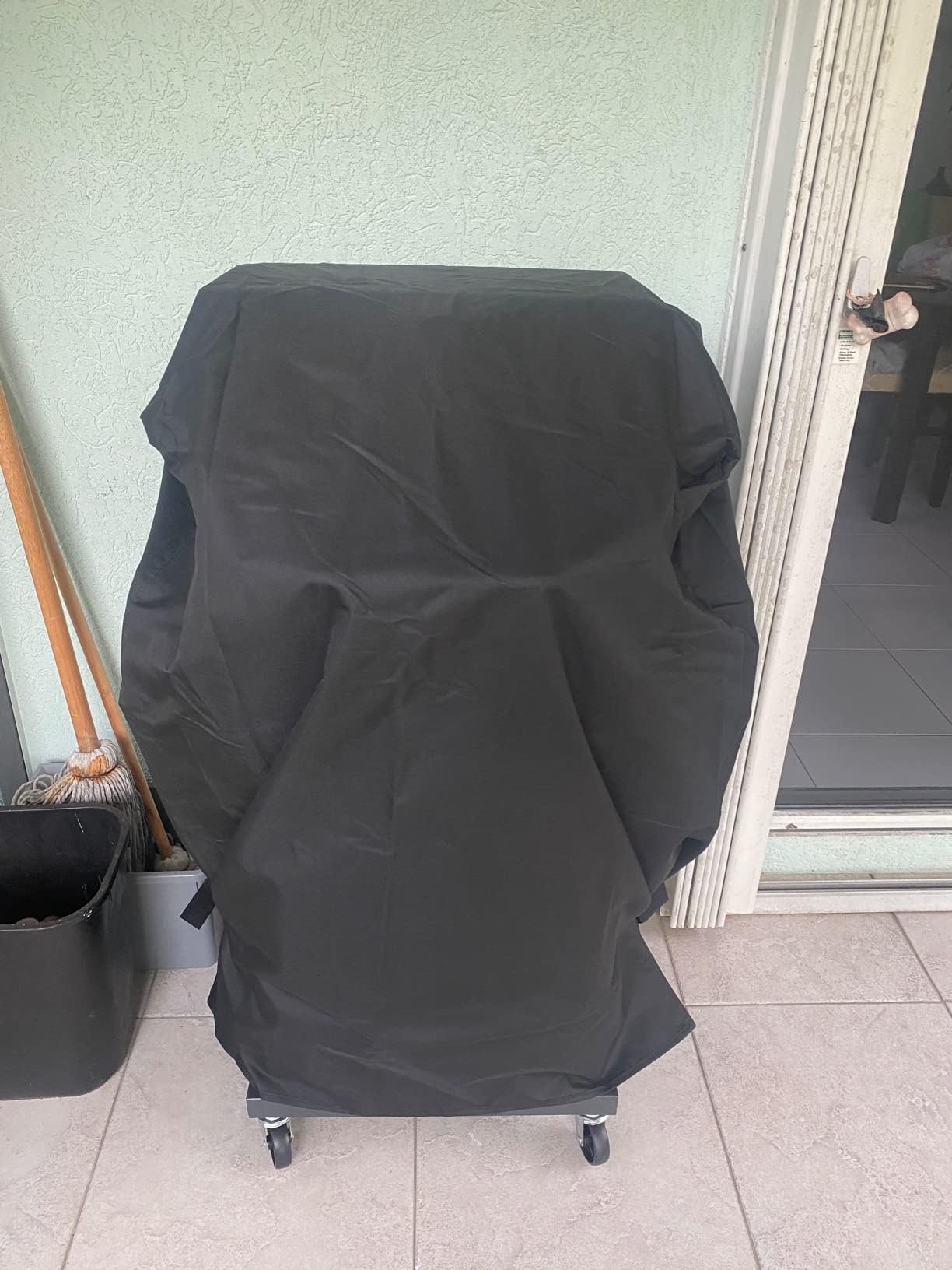 UV-resistant 600D fabric with PVC coating on Blackhoso grill cover