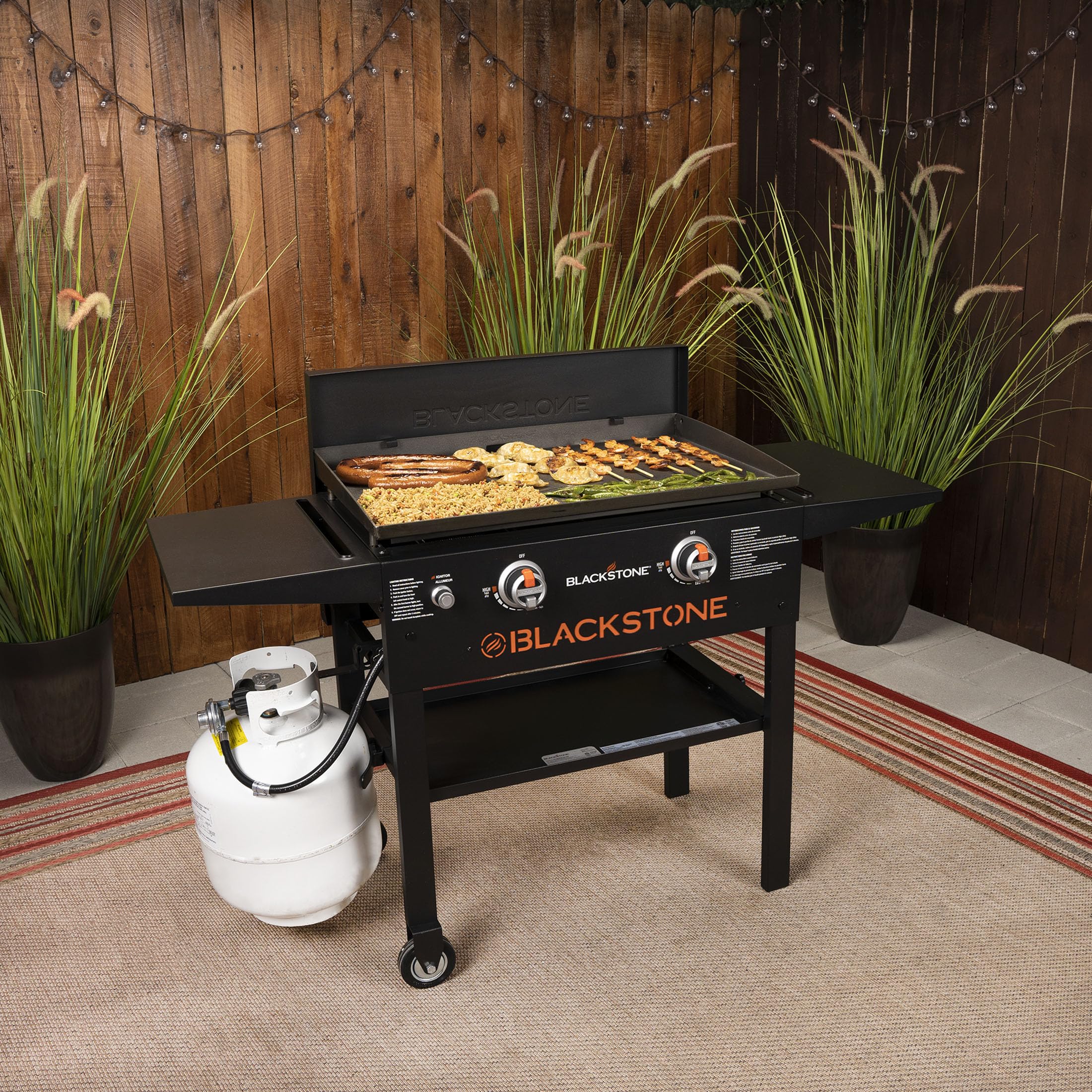 Powder-coated steel keeps the BLACKSTONE 5003 28-inch griddle hard cover durable outdoors
