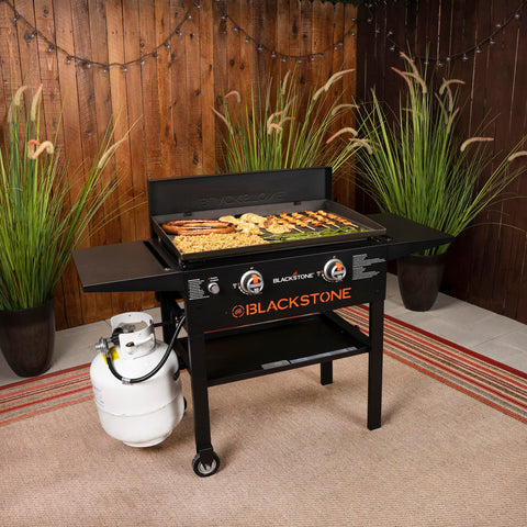 Powder-coated steel keeps the BLACKSTONE 5003 28-inch griddle hard cover durable outdoors