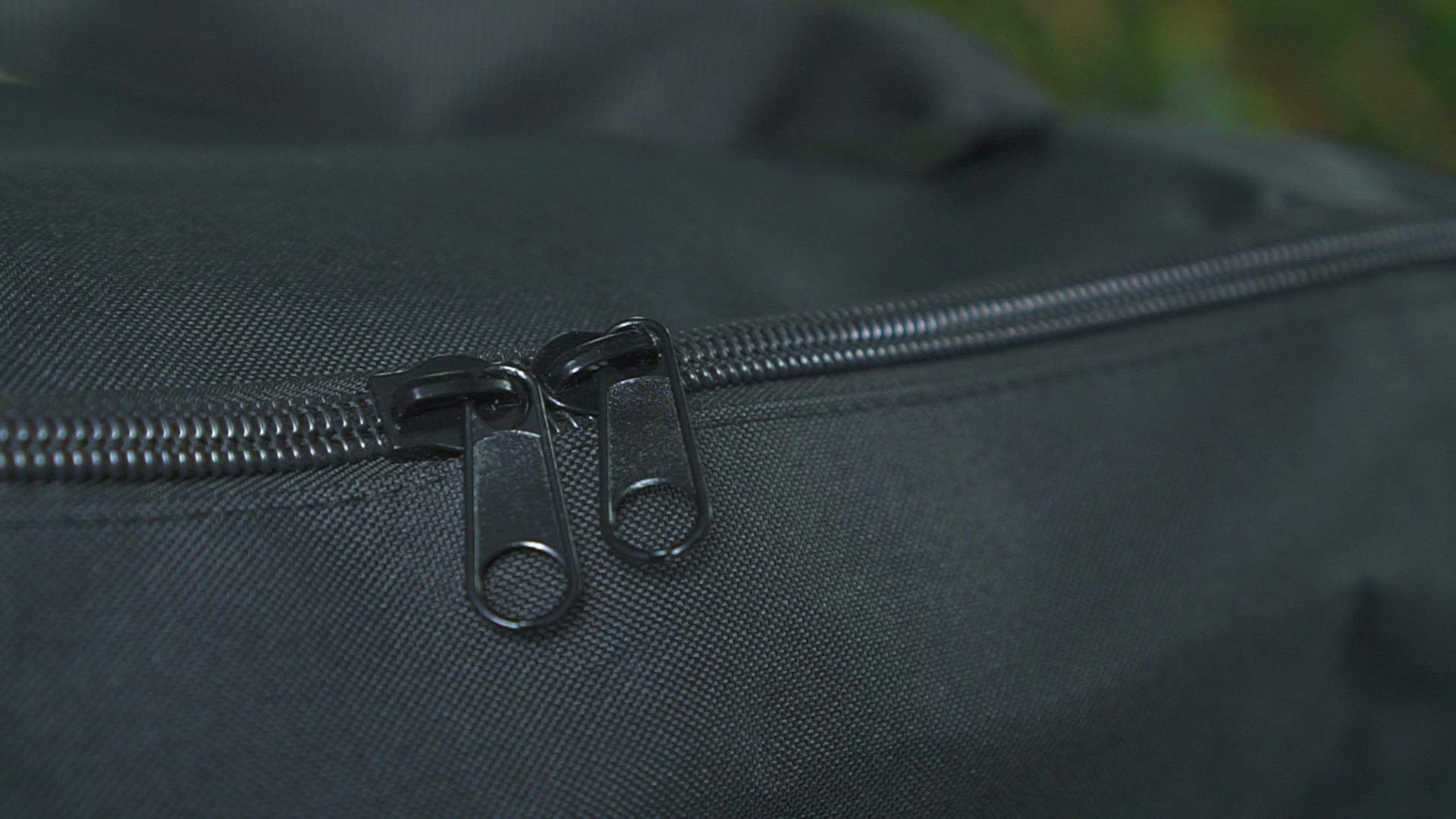 Blackstone 5076 weather-resistant bag protects your griddle outdoors.