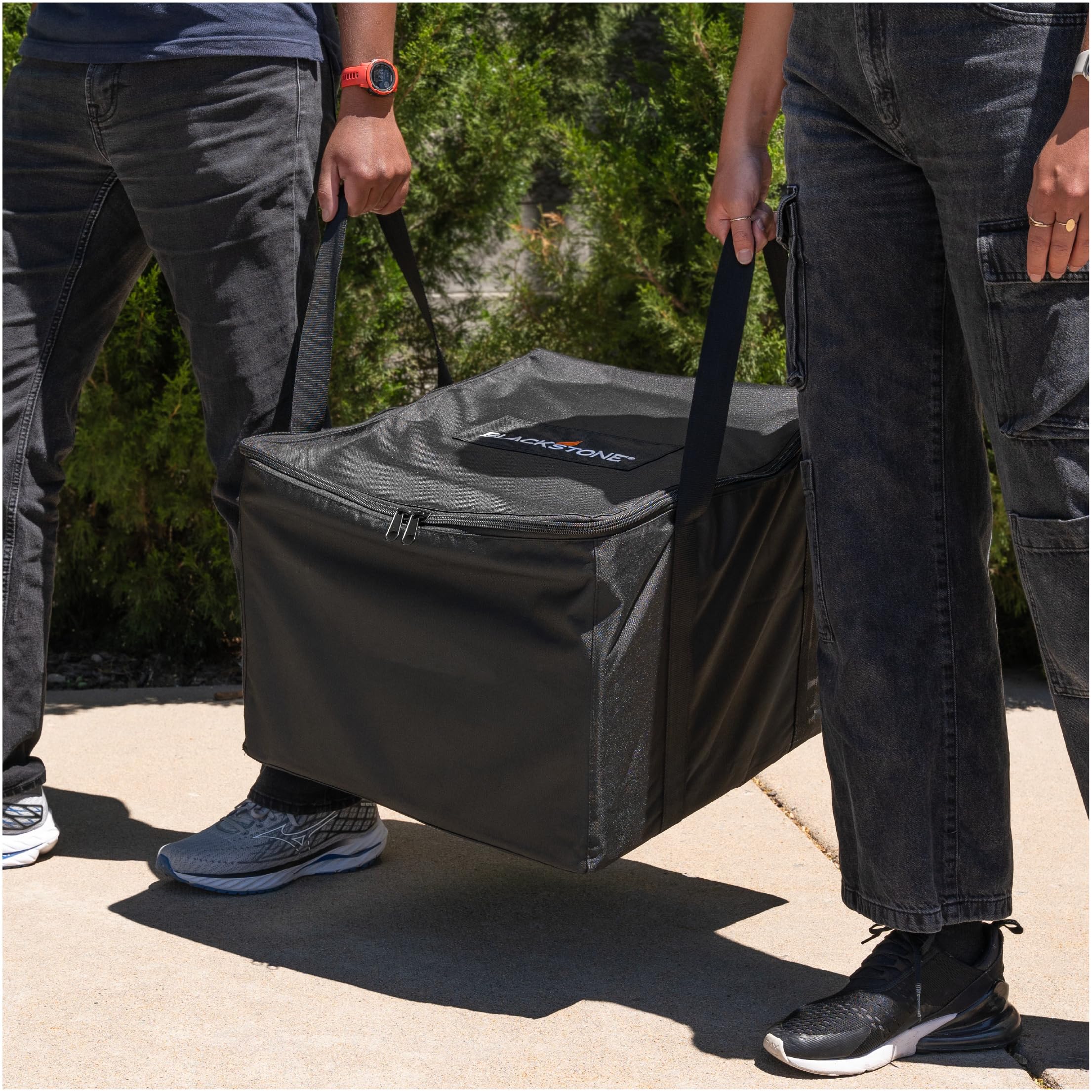 BLACKSTONE weather-resistant 600D polyester guards against rain and wind during transport.