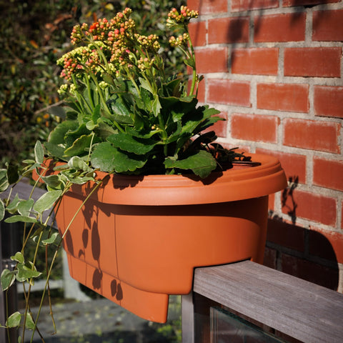 Bloem planter showing compression design for secure rail mounting on multiple widths