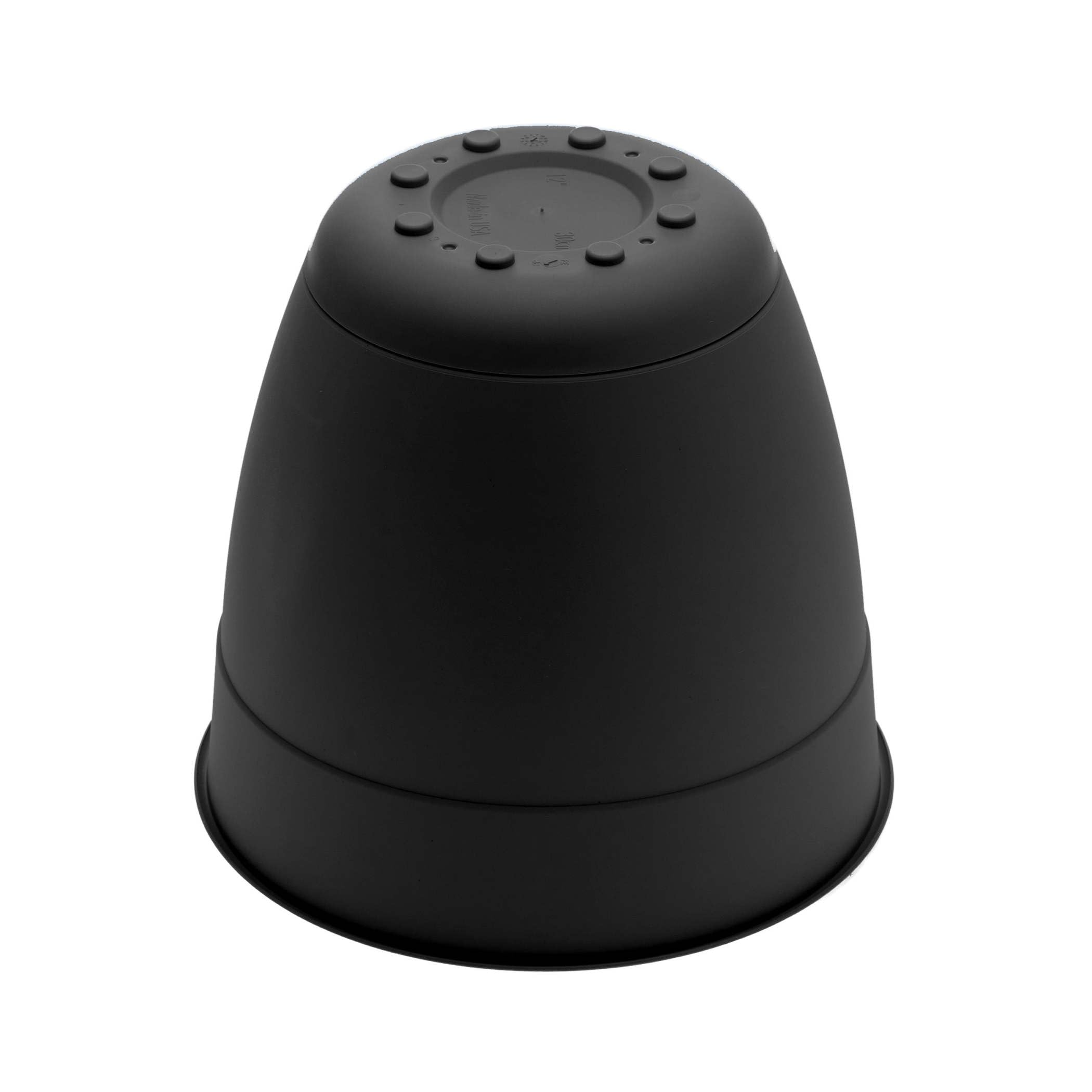 Indoor and outdoor versatility lets you place Bloem Dayton anywhere.