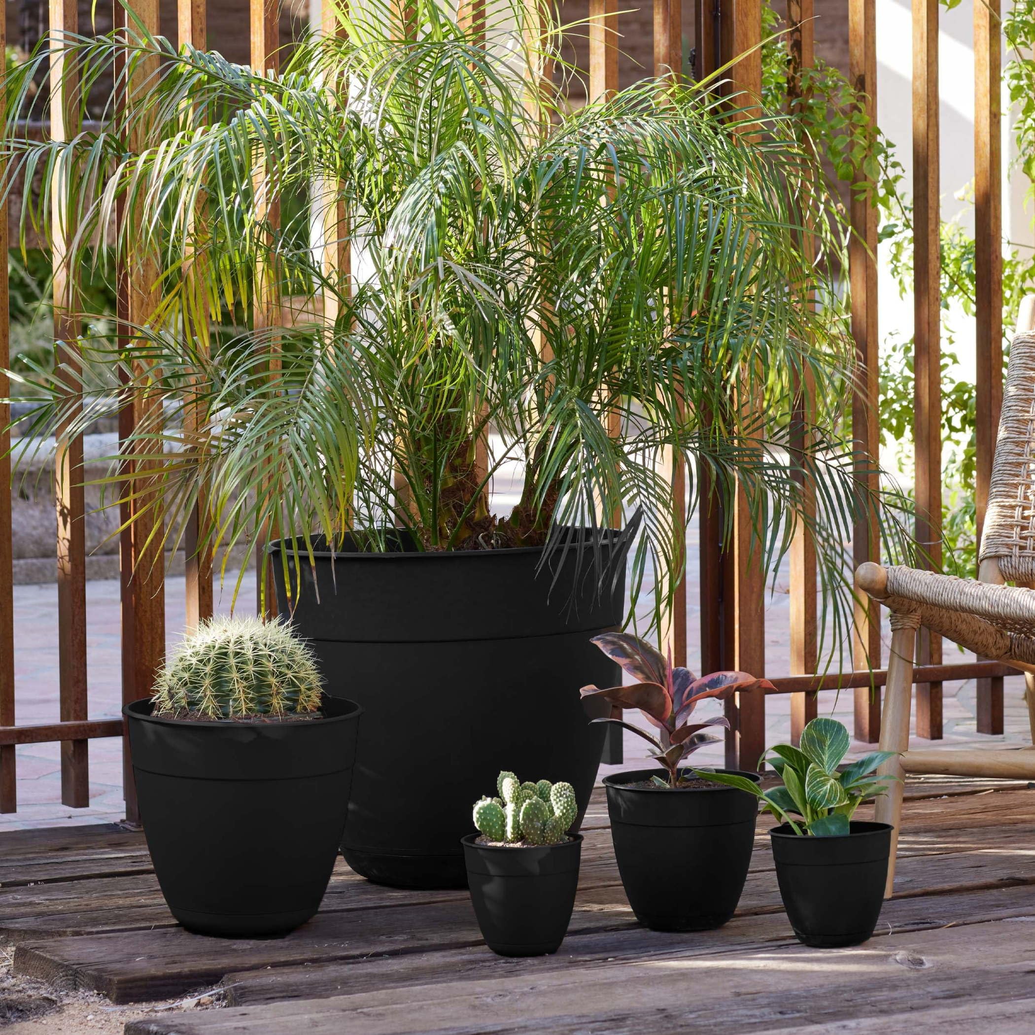 Bloem Dayton uses post-consumer plastic, promoting sustainable gardening.