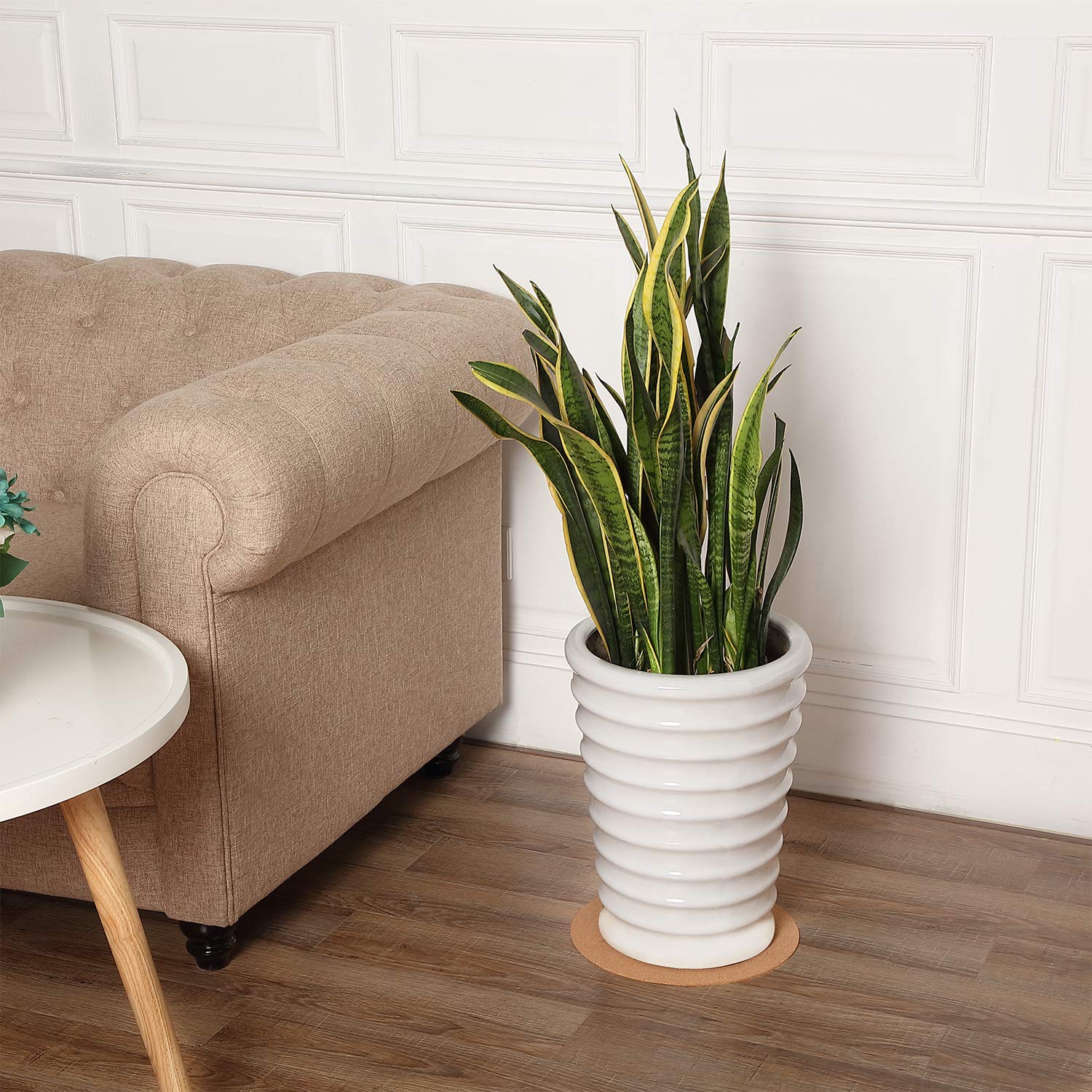 Boao round cork coaster absorbs spills and protects tables