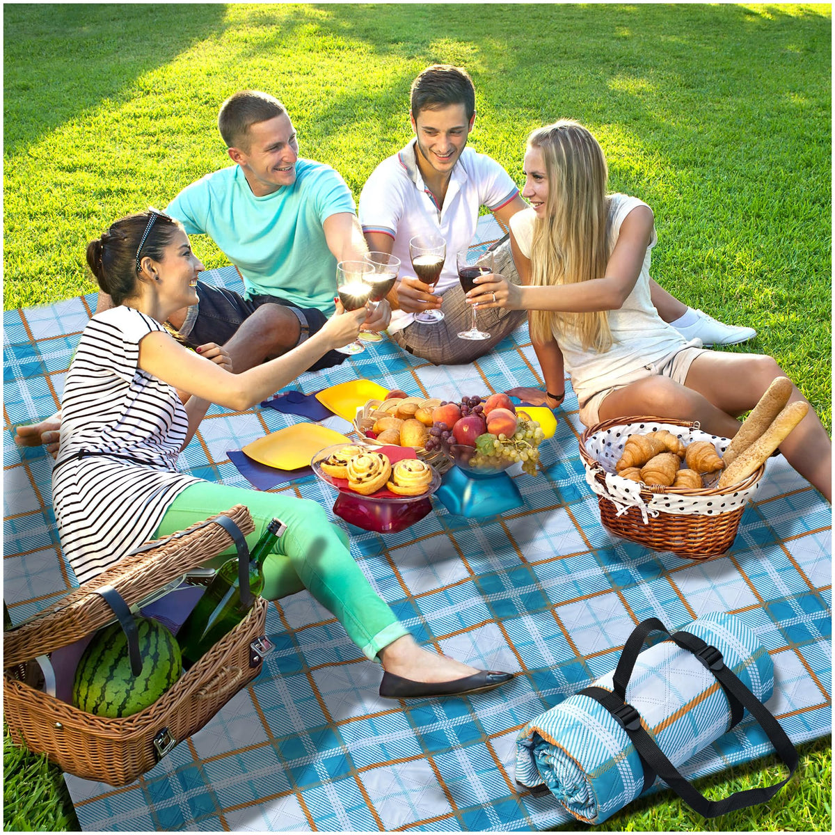 Bobo GrillKing picnic blanket 80x80 folded, easy to carry for family outings.