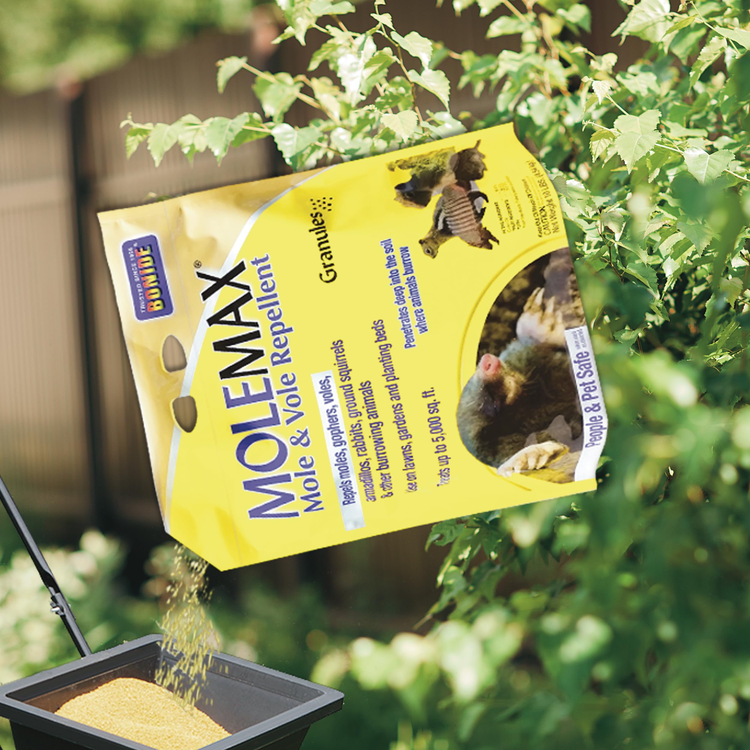 Easy MOLEMAX application with bag or spreader for broad coverage.