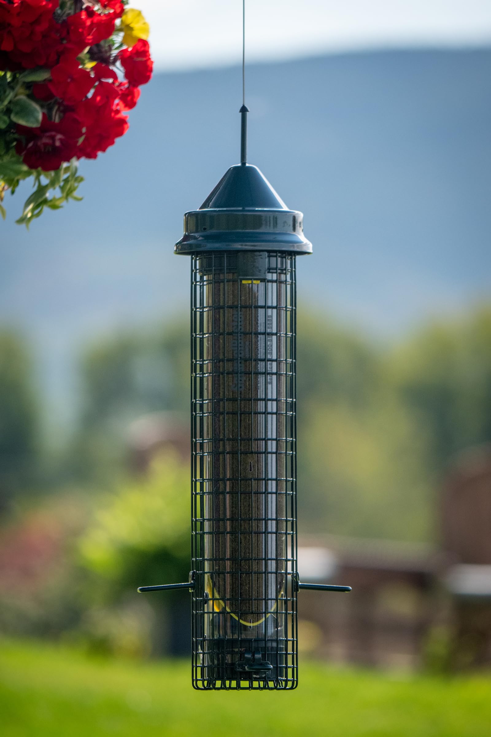 Brome UV-resistant construction withstands outdoor use and seasons.