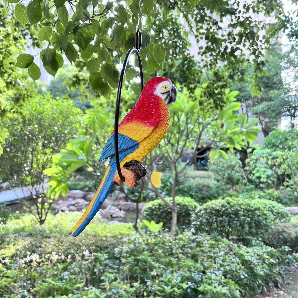 BSIRZAM parrot ring hanging statue adds whimsical color to your garden or patio