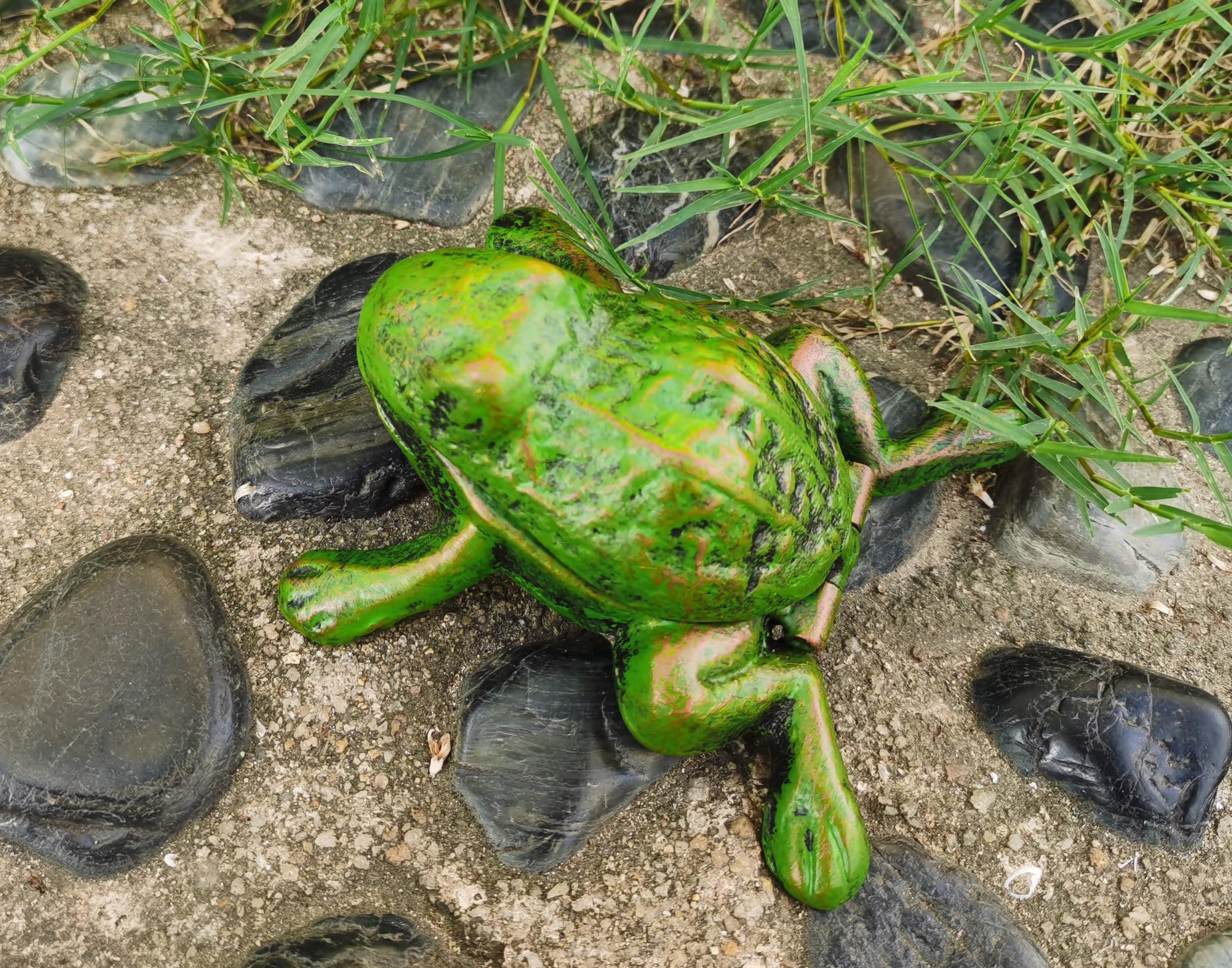 BSTGIFTS frog key hider camouflaged among flower beds for subtle key storage.