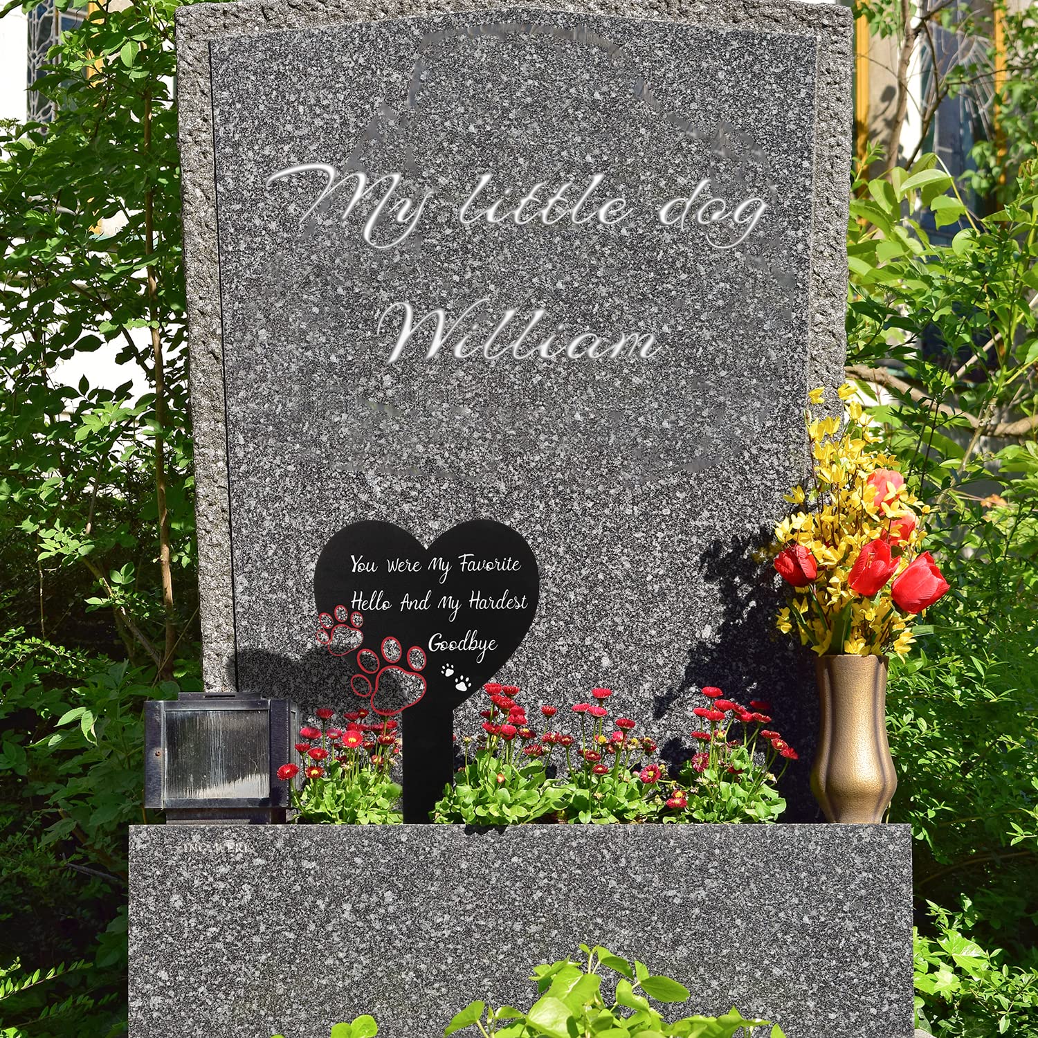 BUoonyer heart-and-paw plaque offers a thoughtful garden tribute.