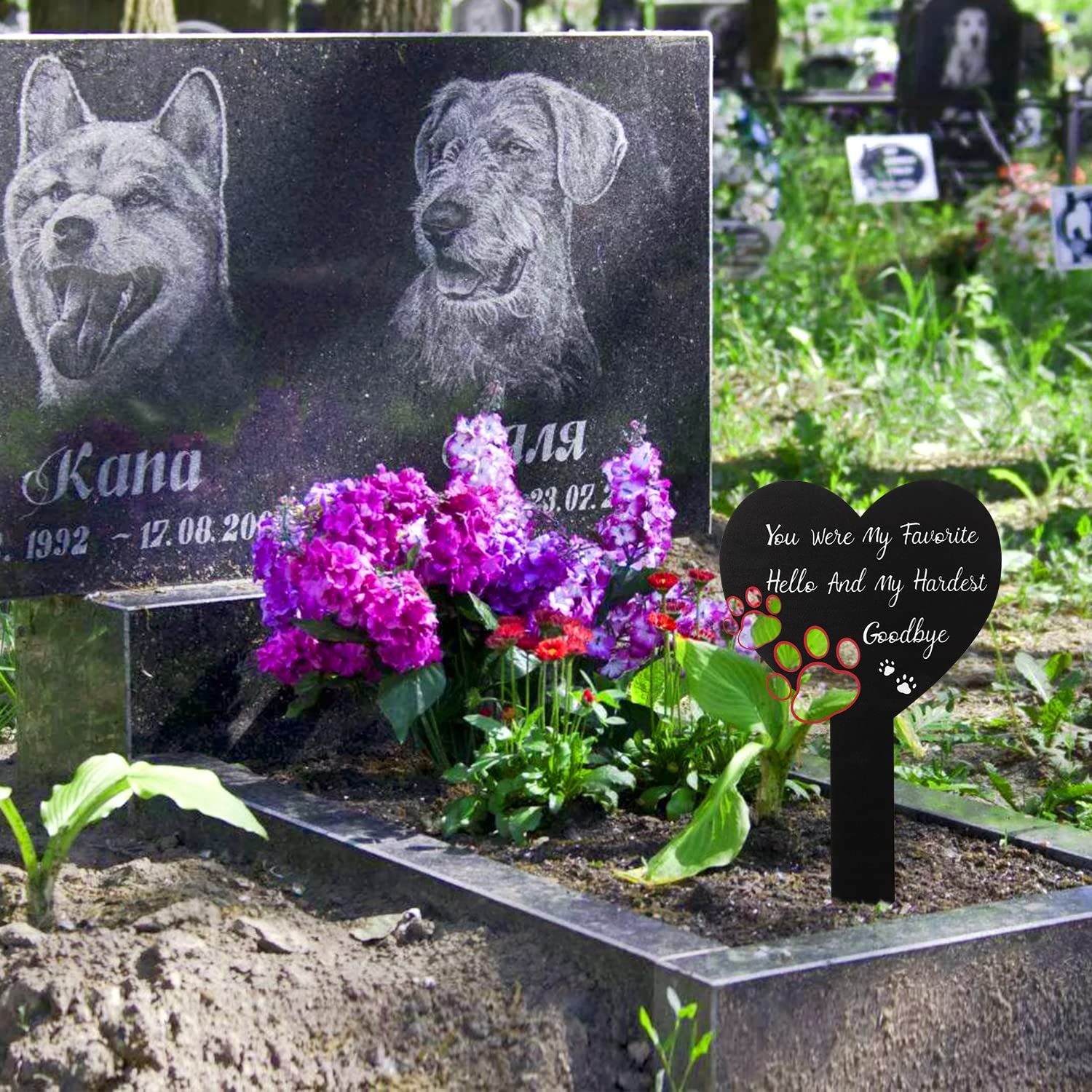 BUoonyer outdoor memorial stake provides stable, wind-resistant placement.