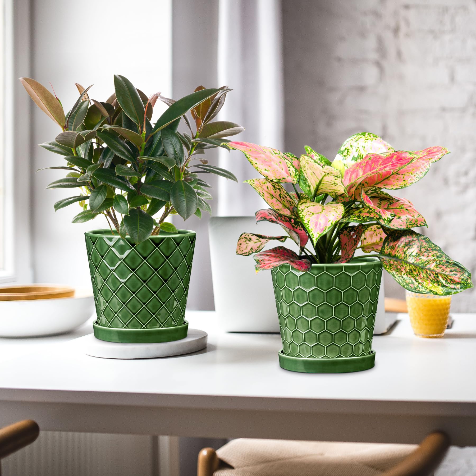 BUYMAX ceramic tray included keeps desks clean and organized.