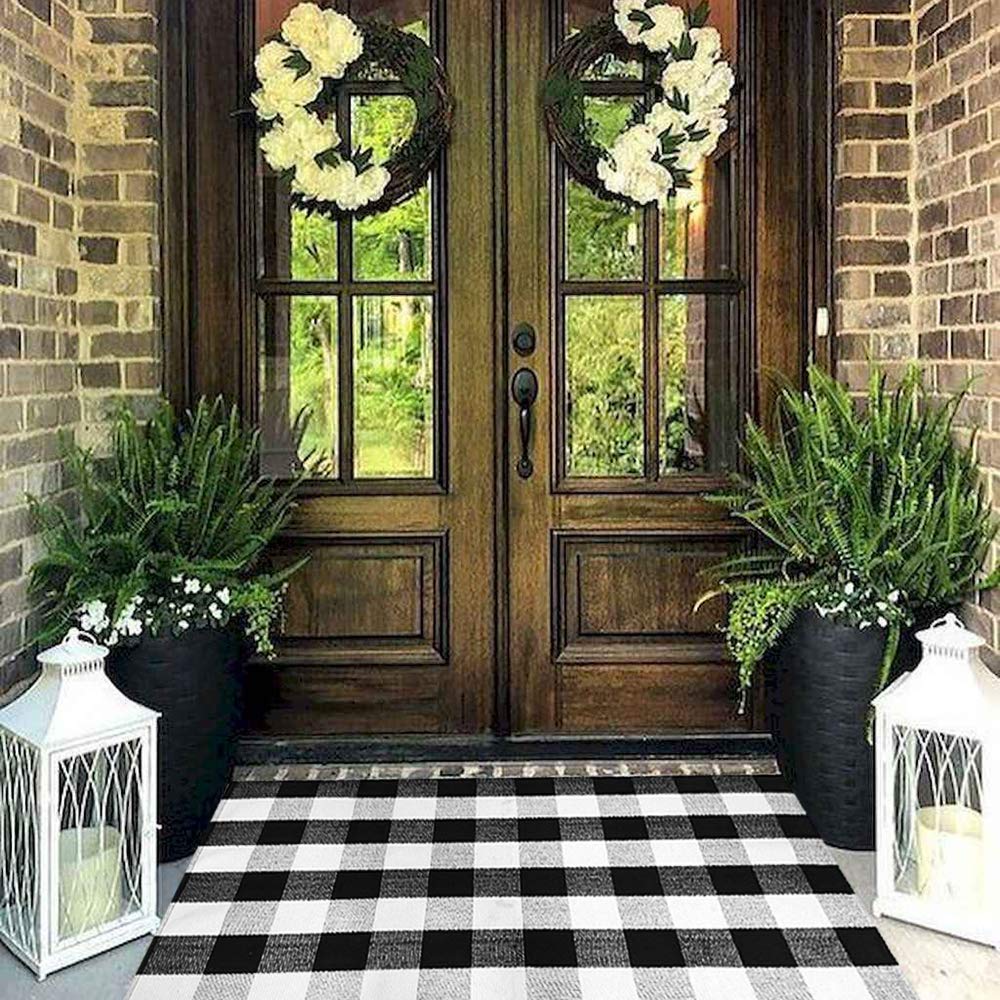 CAINANEL buffalo plaid rug adds warmth to farmhouse decor.