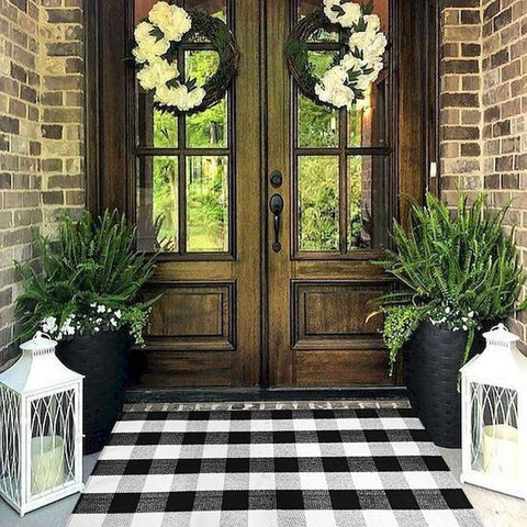 CAINANEL buffalo plaid rug adds warmth to farmhouse decor.