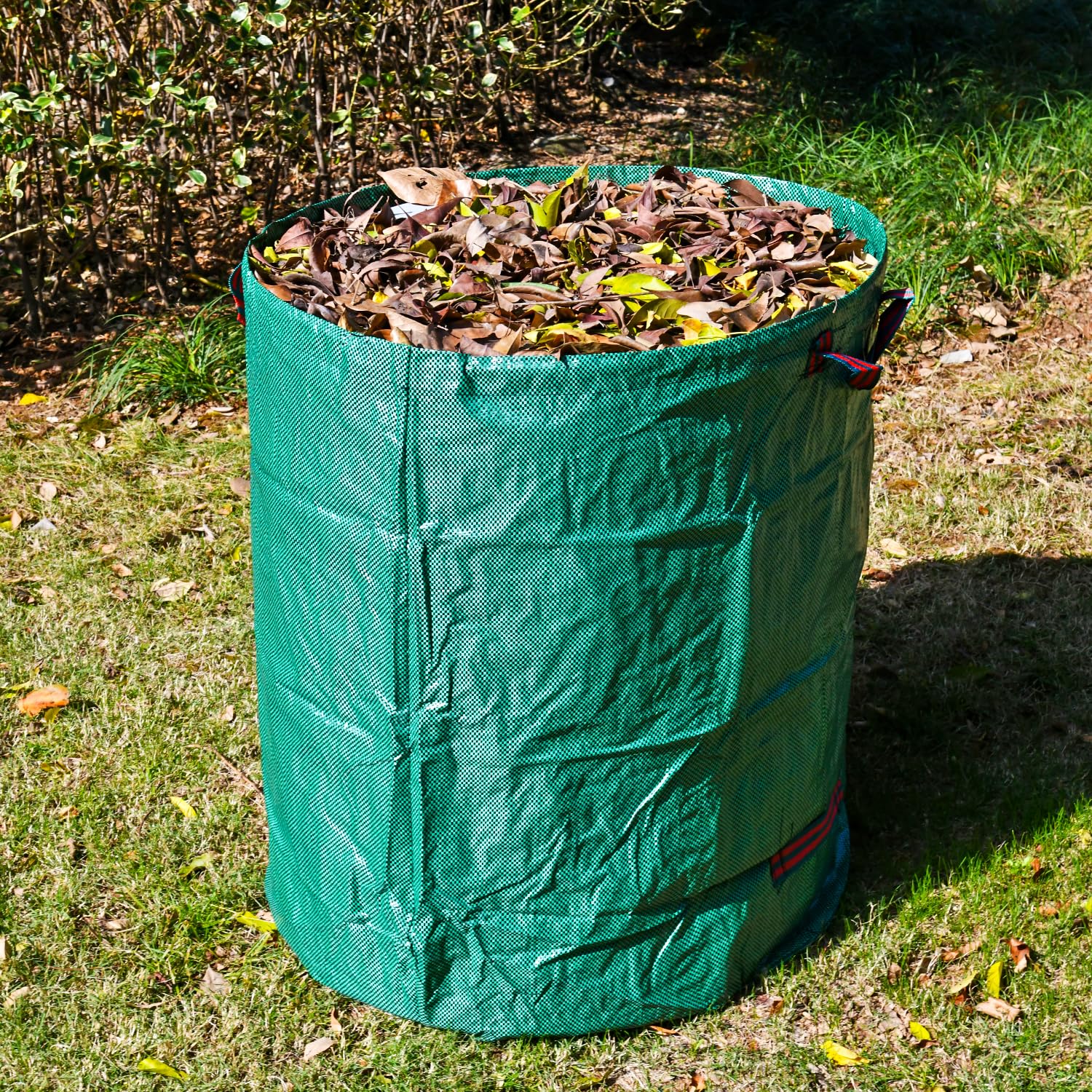 CAMPFIRE tear-resistant, water-repellent polypropylene material withstands heavy yard waste.