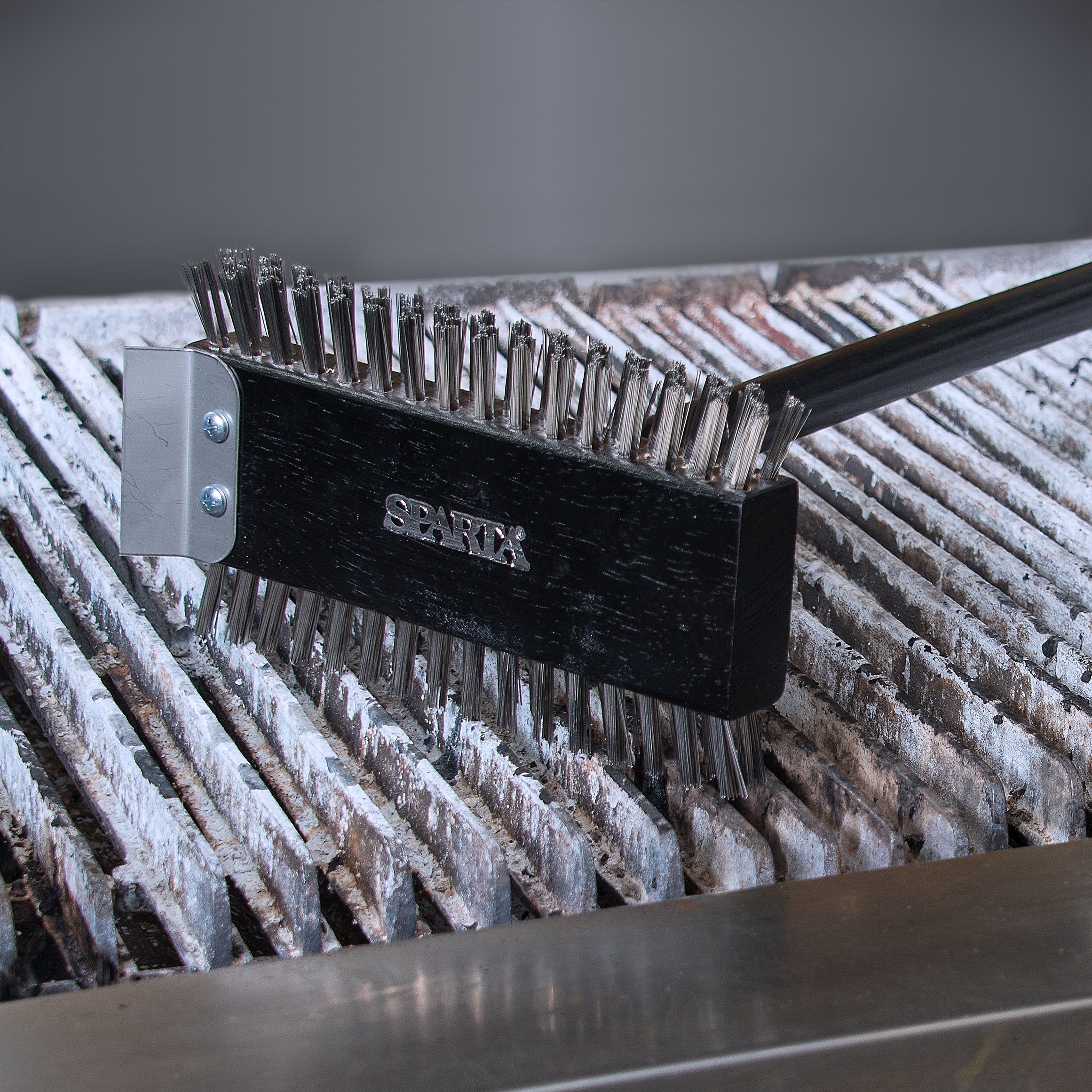 Carlisle SPARTA grill brush removes grease and carbon deposits efficiently