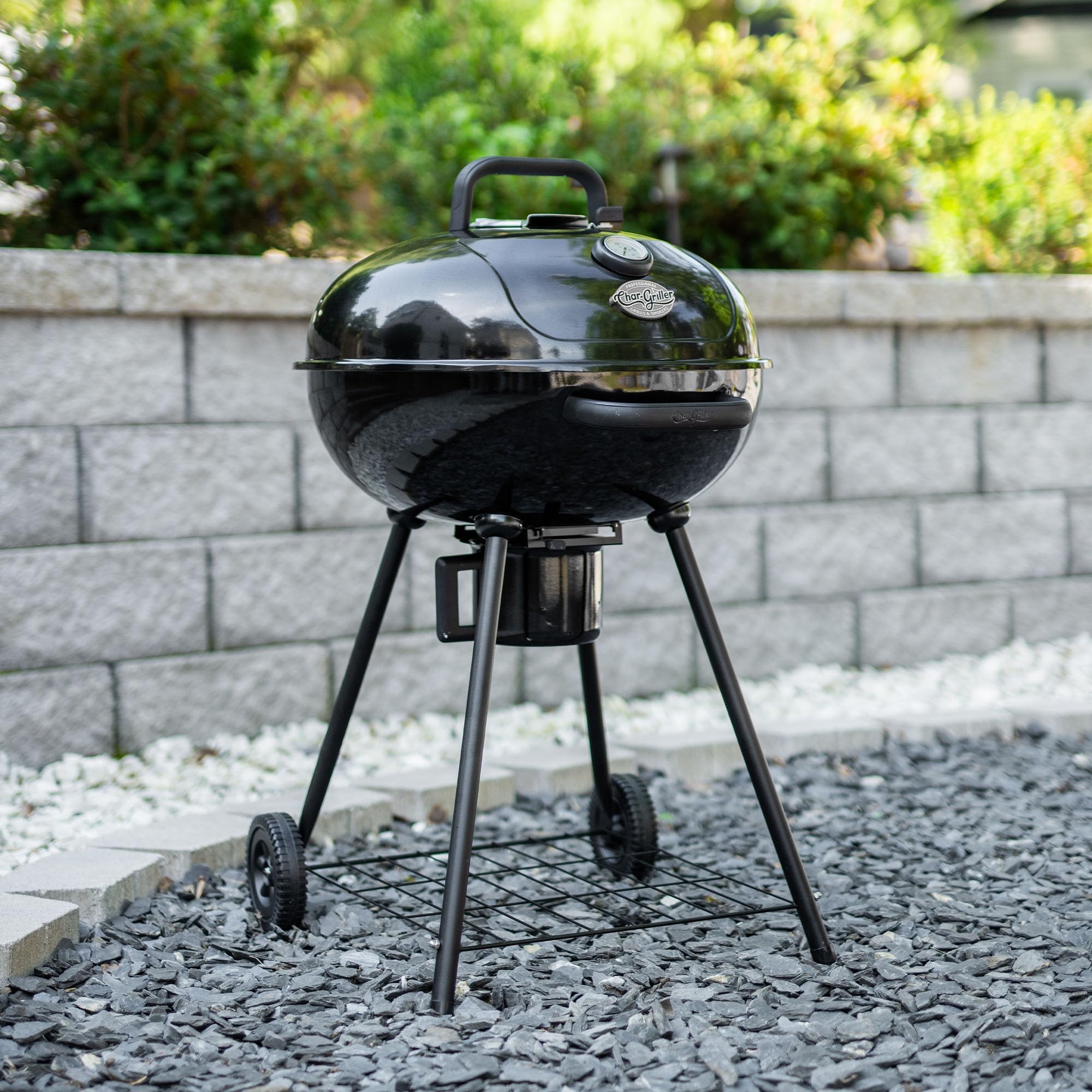 Char-Griller CG30040725 ash-pan removal feature demonstrating easy cleanup after grilling