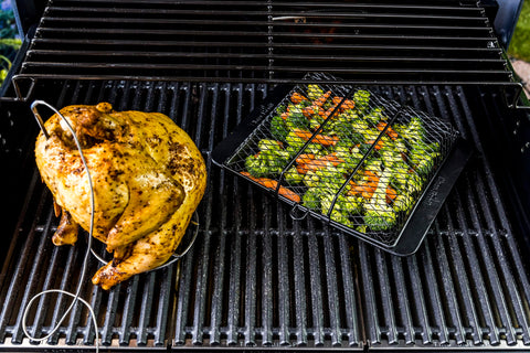 Char-Broil basket shows locking lid during flipping to keep food in place